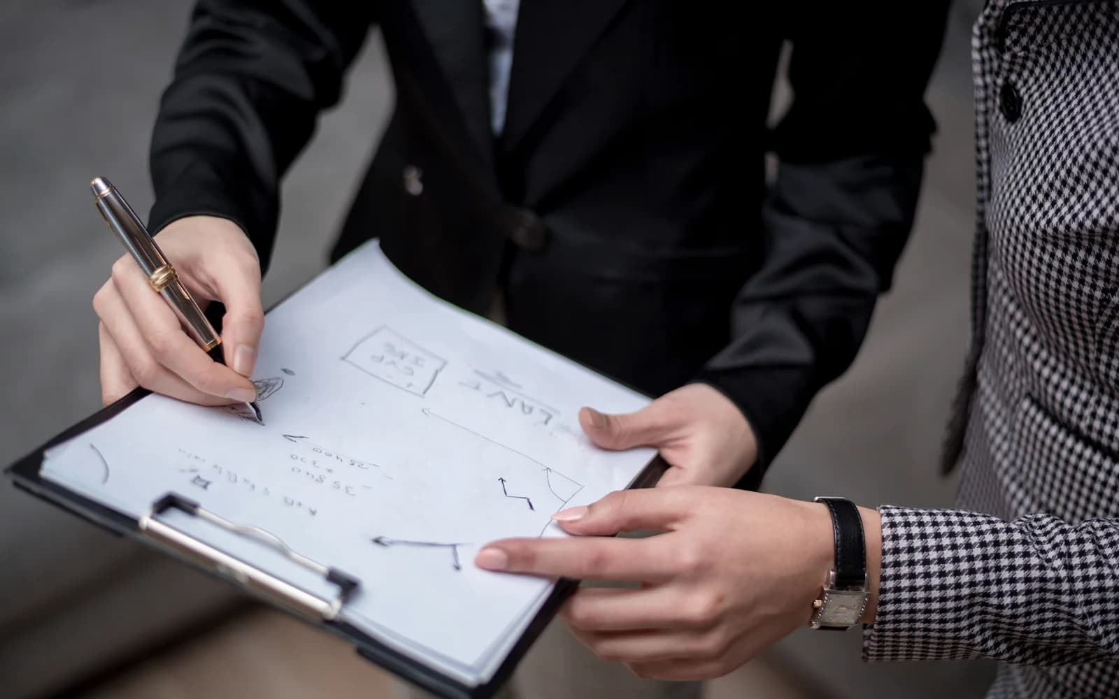 Conseiller échangeant avec un client